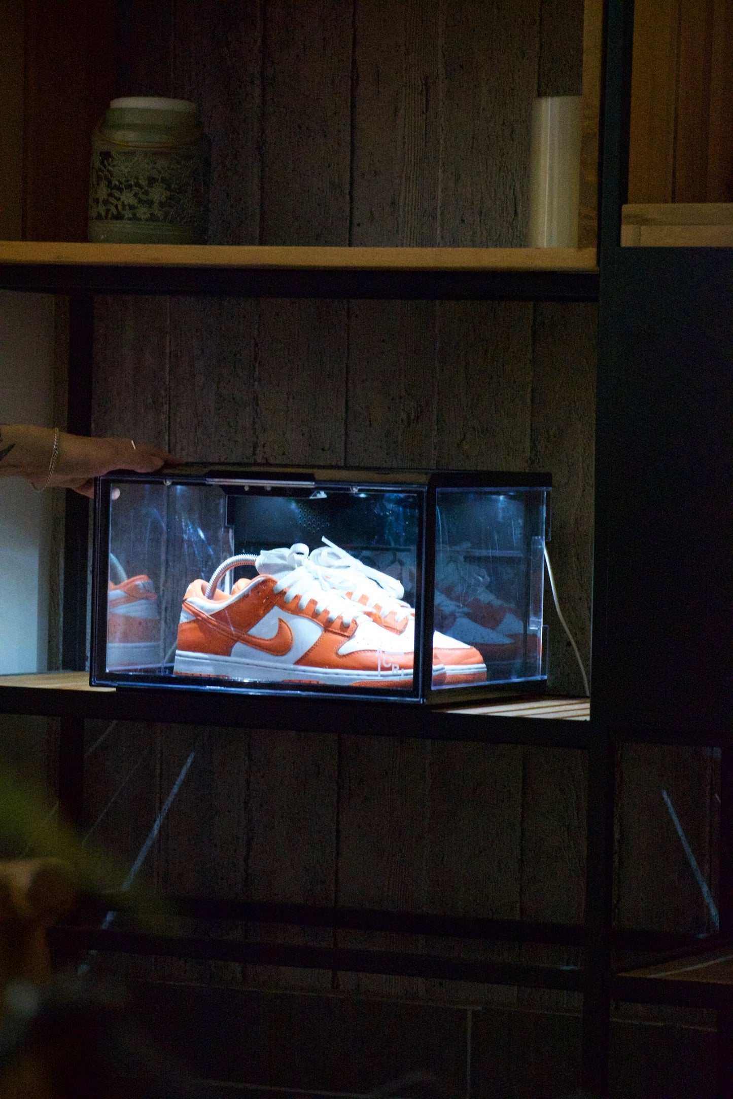 Caja Organizadora de Zapatos LED – Sneaker Box Acrílica con Control por Voz x2