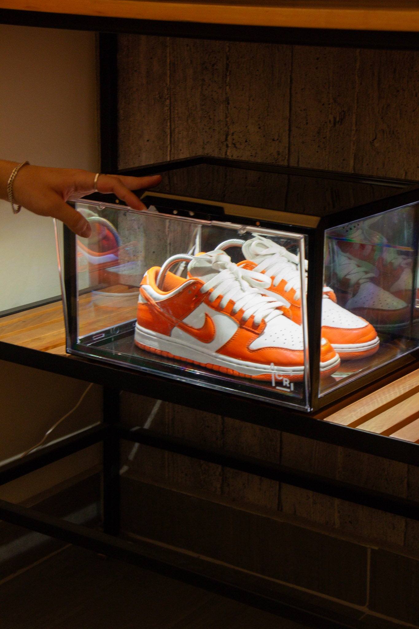 Caja Organizadora de Zapatos LED – Sneaker Box Acrílica con Control por Voz x2